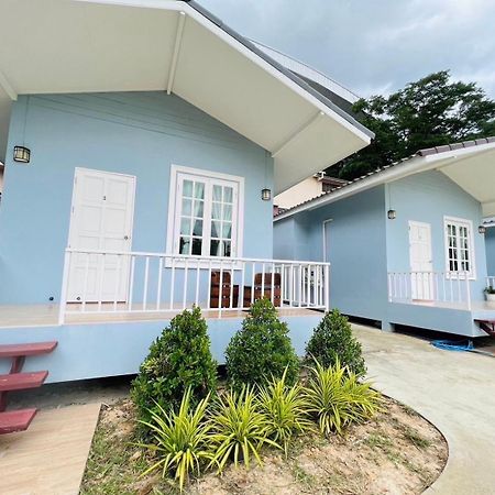 บ้านพักดีมีทรัพย์ Baan Pakdee Meesub Uthai Thani Exteriér fotografie